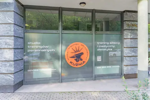 Oklejona witryna lokalu