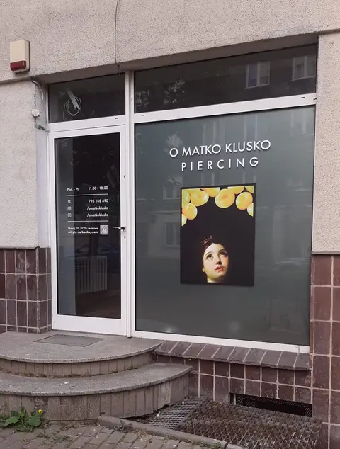 Oklejona witryna lokalu