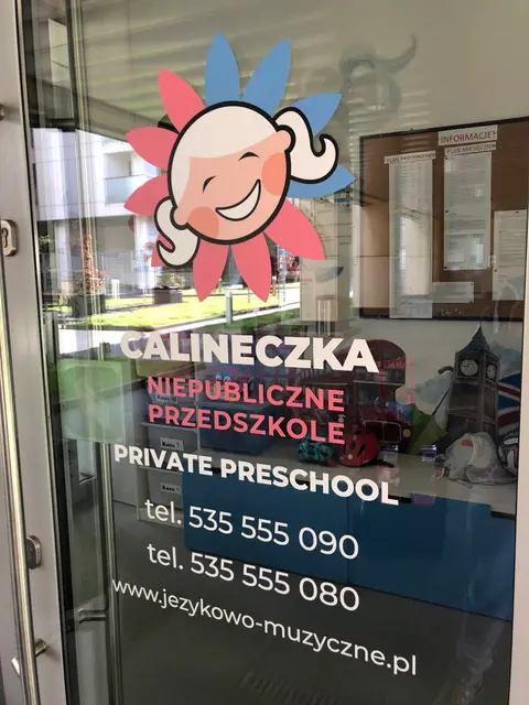 Grafika z nadrukiem na drzwiach przedszkola