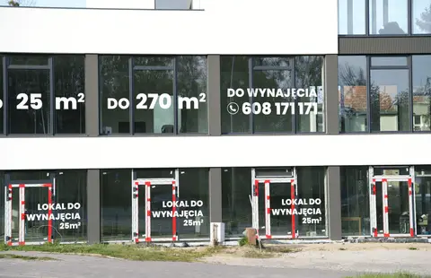 Oklejone witryny lokali do wynajęcia