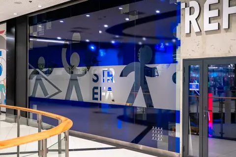 Folia mrożona z grafiką na przeszkleniu lokalu w galerii handlowej